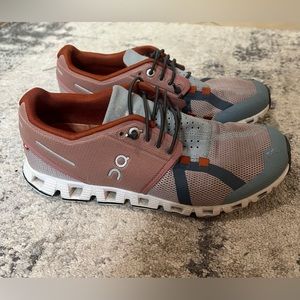 Women’s sz 7 On Cloud